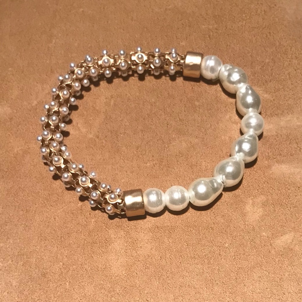 Elegant Pearl and Gold Bracelet
